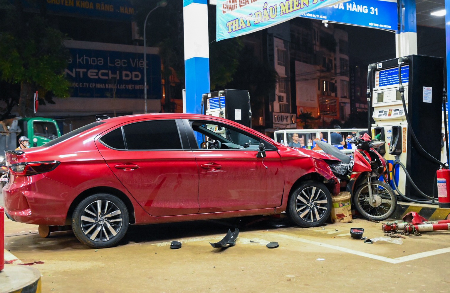 Oto lao vao cay xang o Ha Noi anh 3