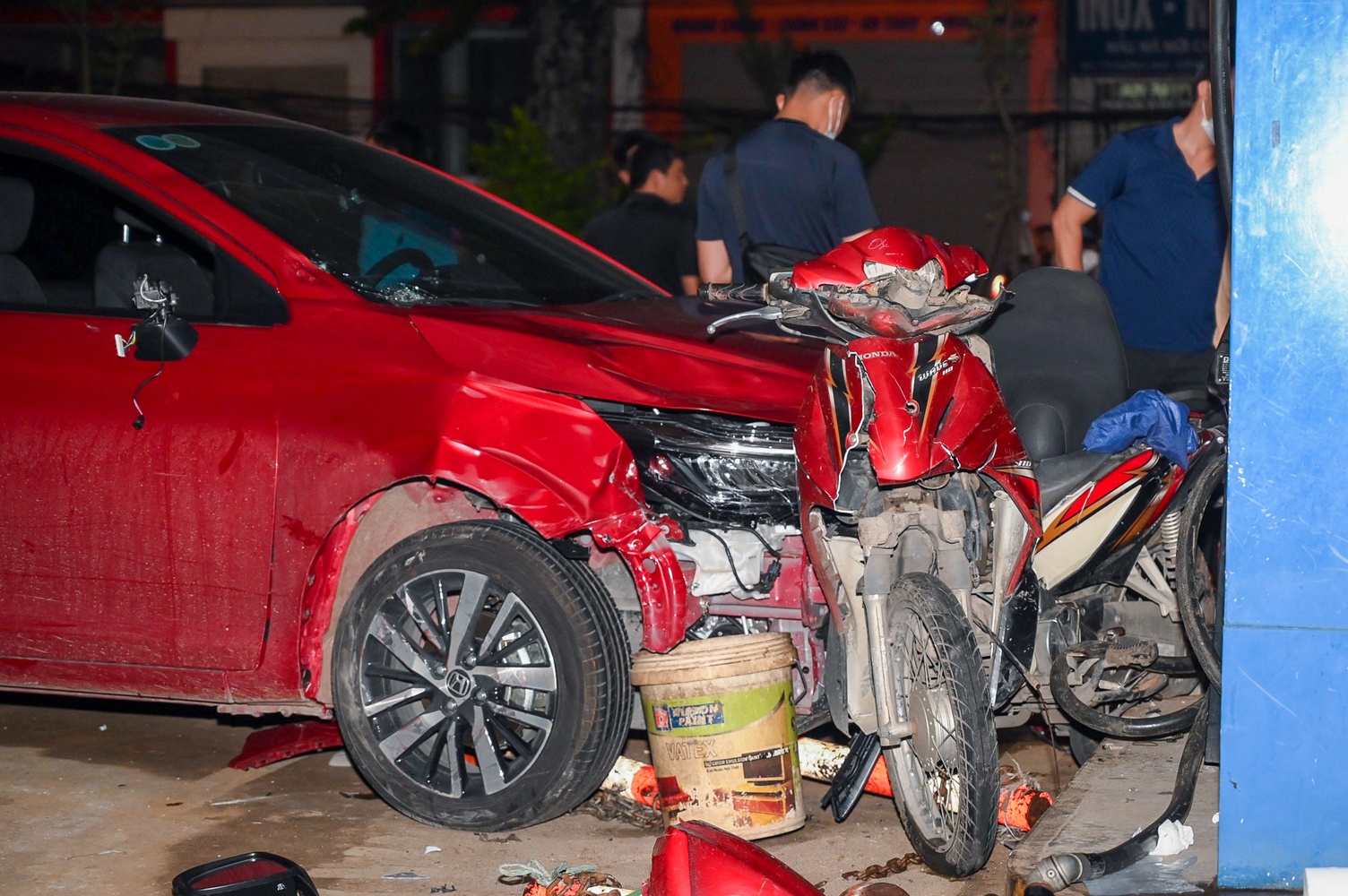 Oto lao vao cay xang o Ha Noi anh 4