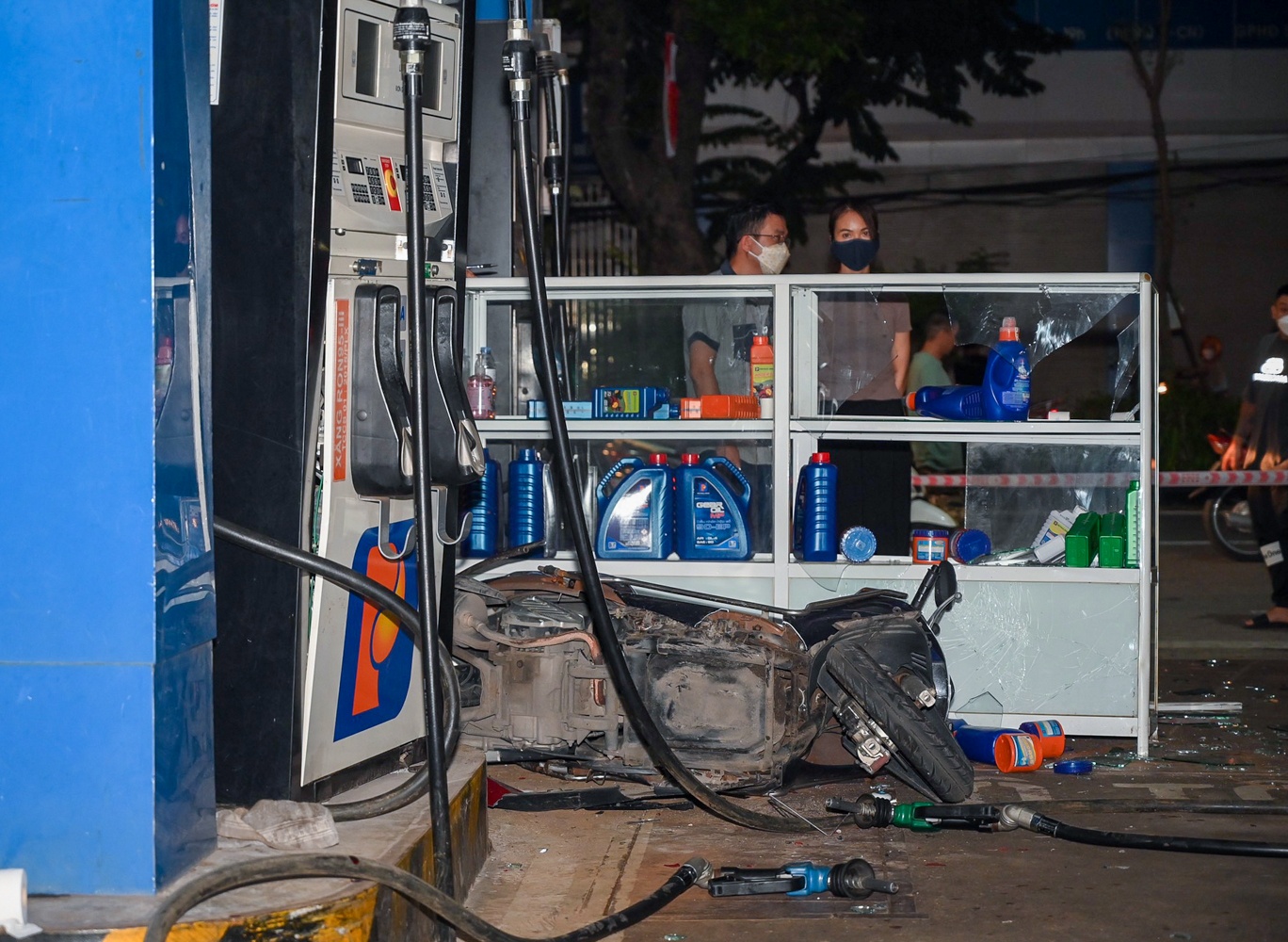 Oto lao vao cay xang o Ha Noi anh 5