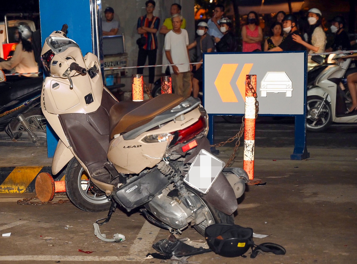 Oto lao vao cay xang o Ha Noi anh 8