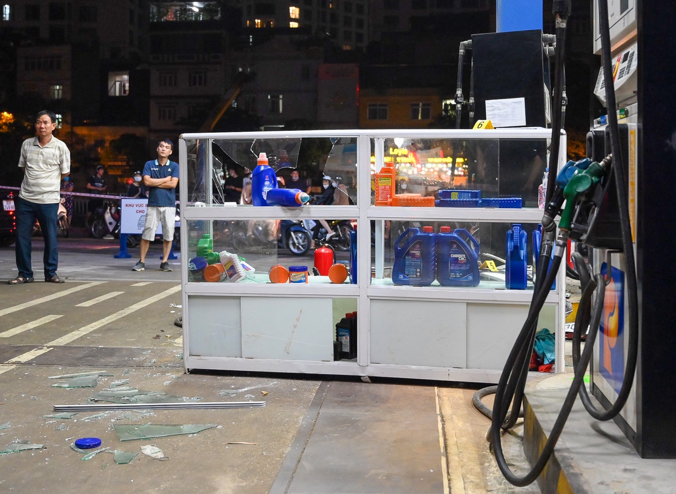 Oto lao vao cay xang o Ha Noi anh 7