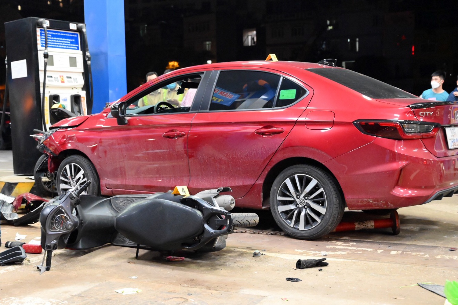 Oto lao vao cay xang o Ha Noi anh 9