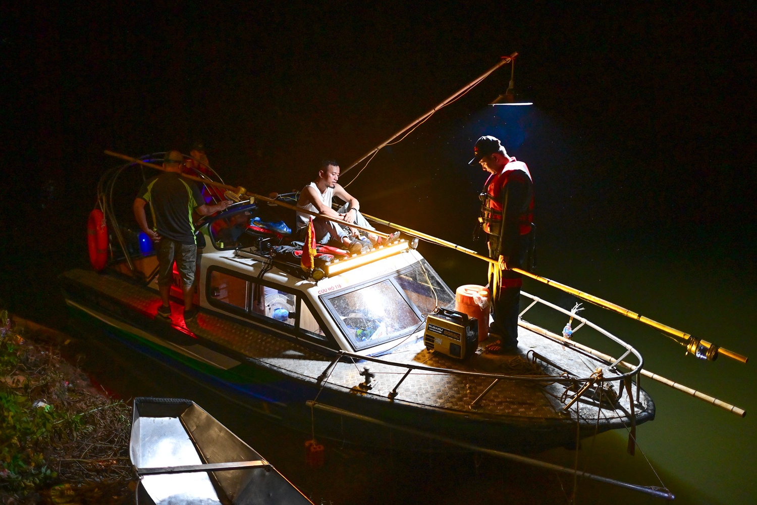 Thieu nu mat tich anh 15