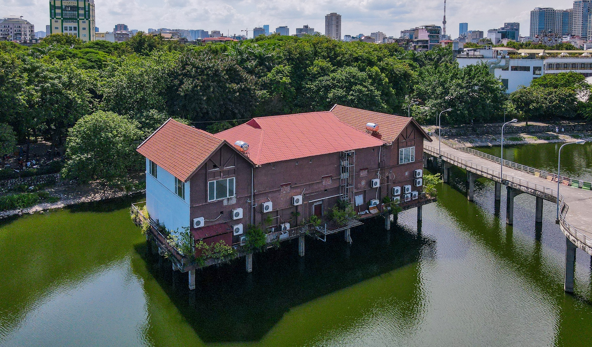 Nha hang, quan bia, vu truong 'xe thit' cong vien tram ty o Ha Noi hinh anh