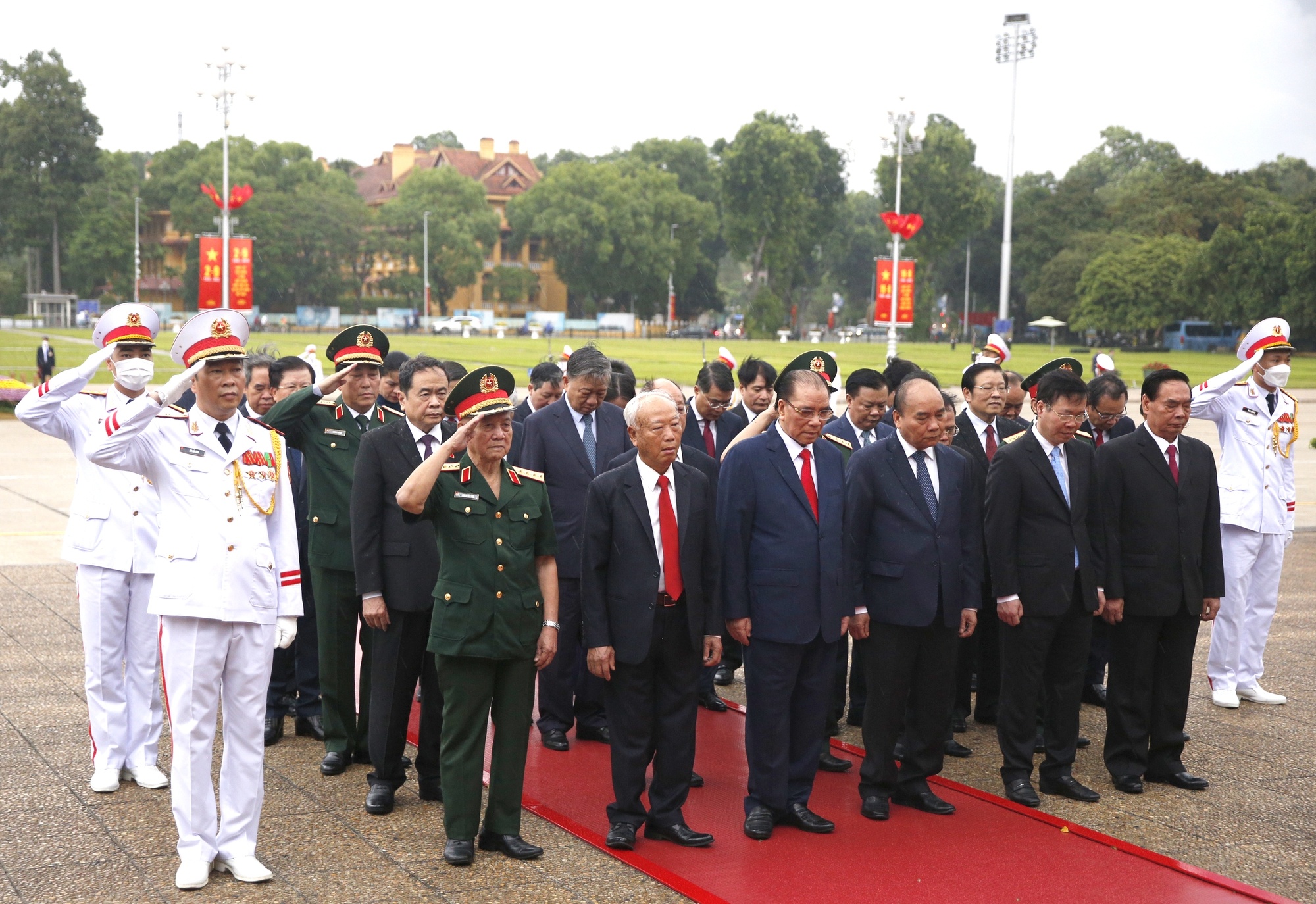 Lanh dao Dang va Nha nuoc vieng Chu tich Ho Chi Minh nhan dip le 2/9 hinh anh