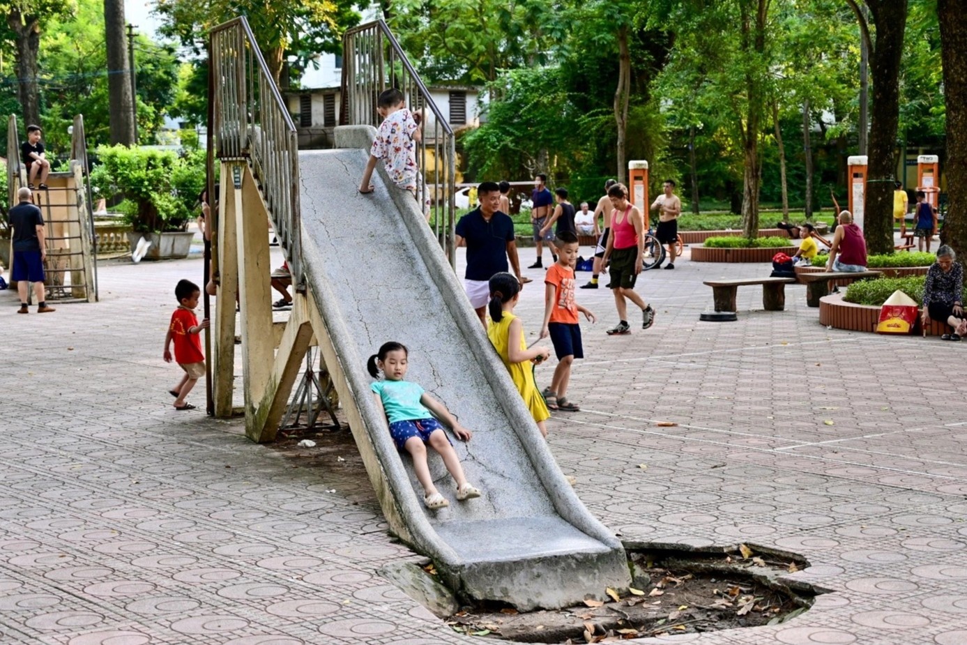 3 cong vien lau doi nhat o Ha Noi xuong cap tram trong hinh anh