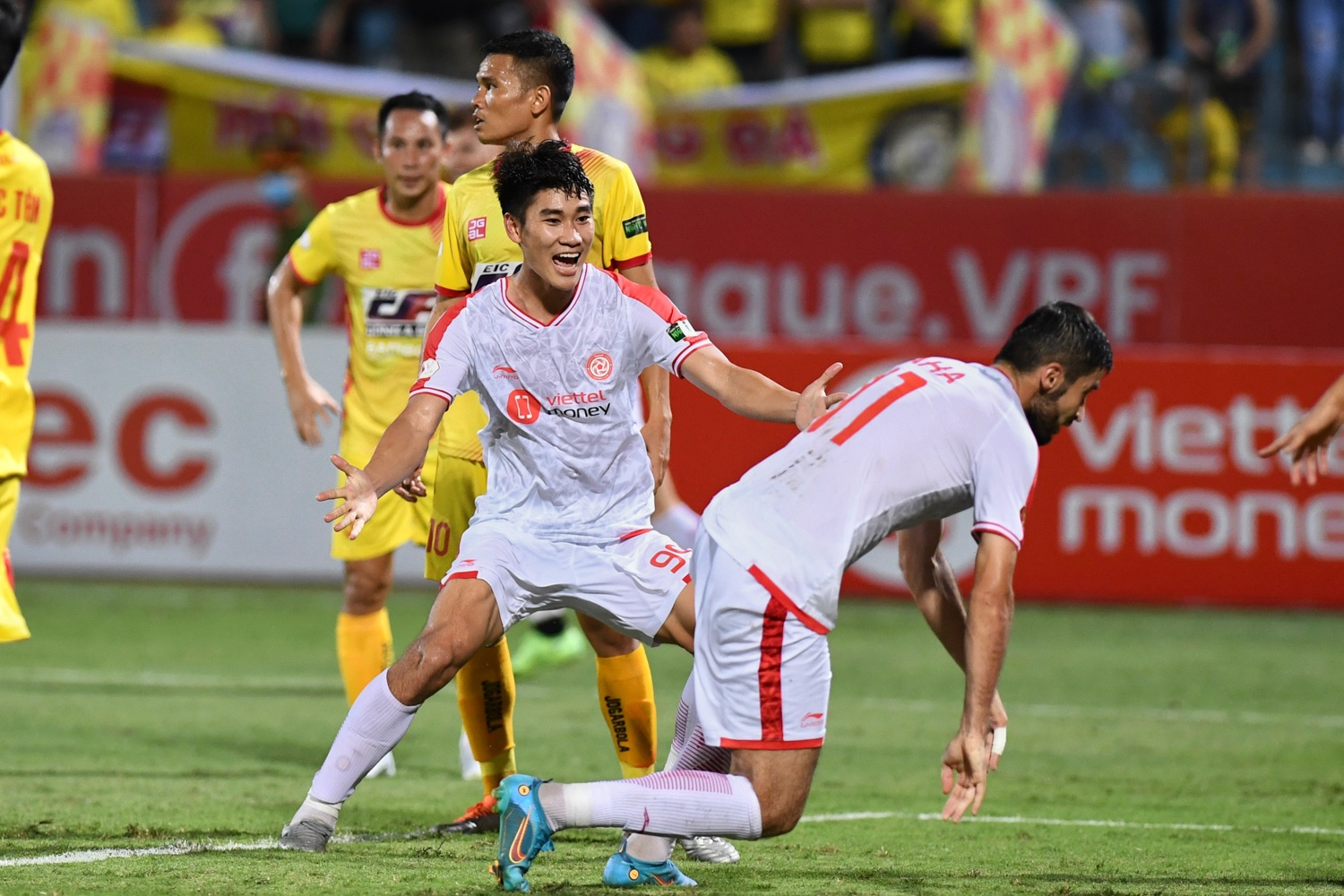 Nham Manh Dung toa sang trong tran gap Thanh Hoa hinh anh