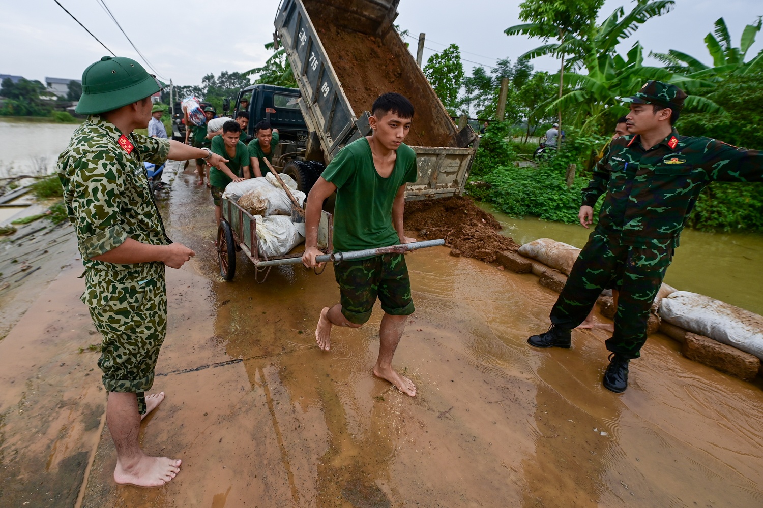 Ngap lut Ha Noi anh 13