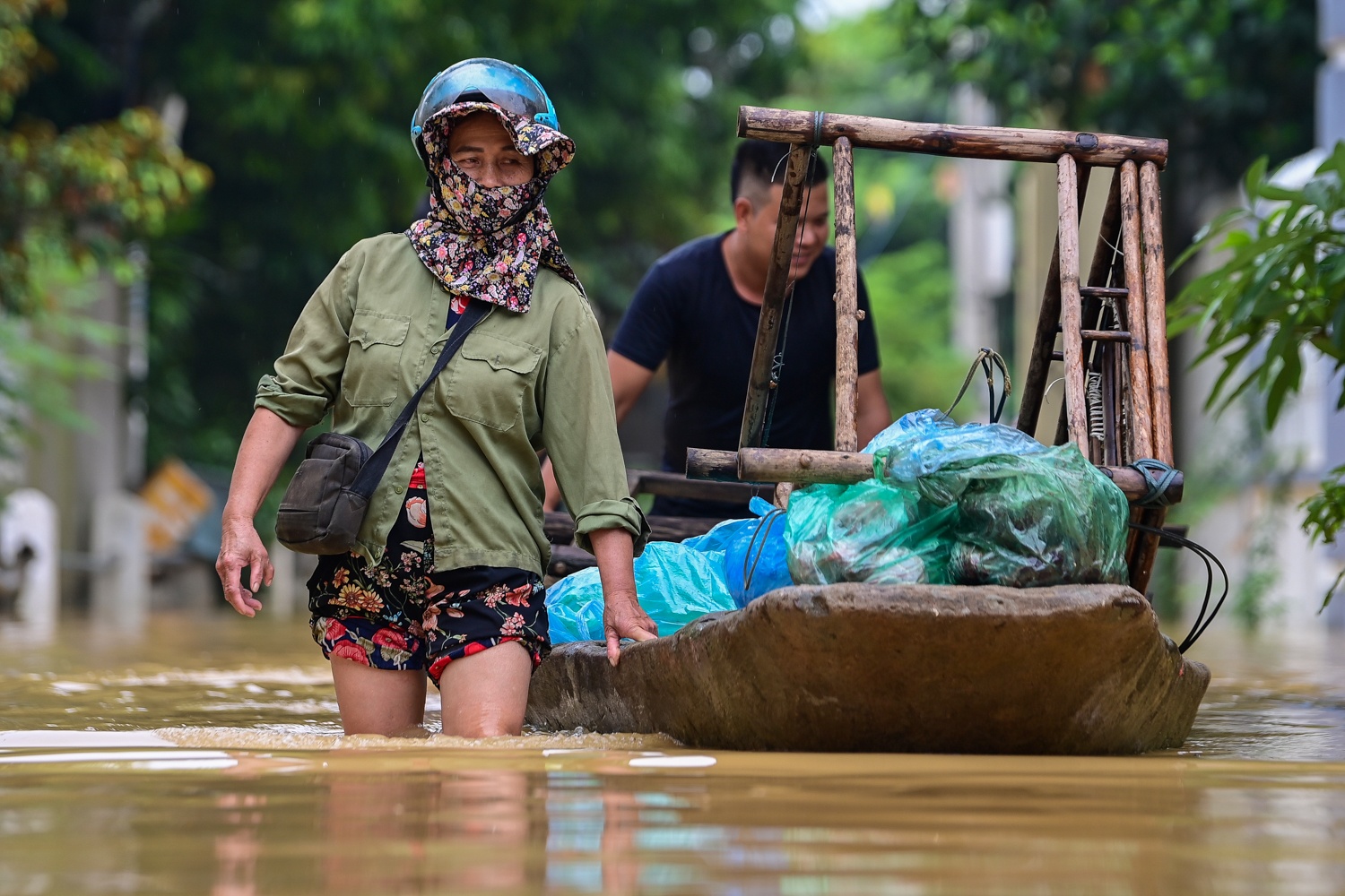 Nguoi Ha Noi di thuyen thay xe may hinh anh