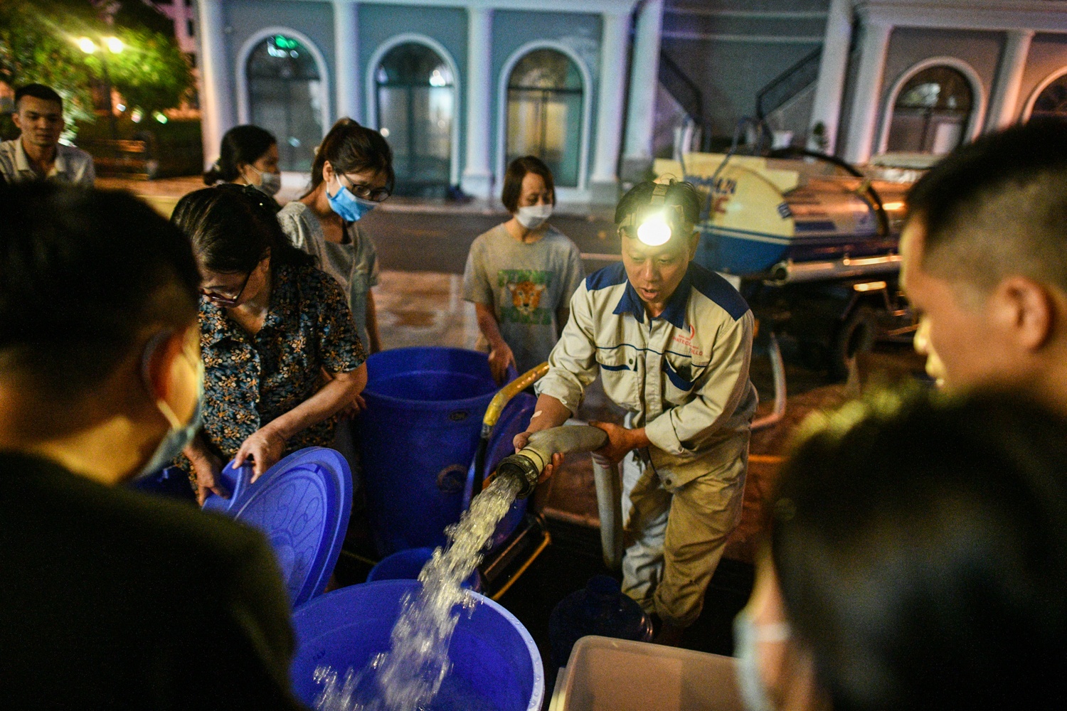 Dan chung cu xep hang tu chieu toi dem de xin nuoc sinh hoat hinh anh