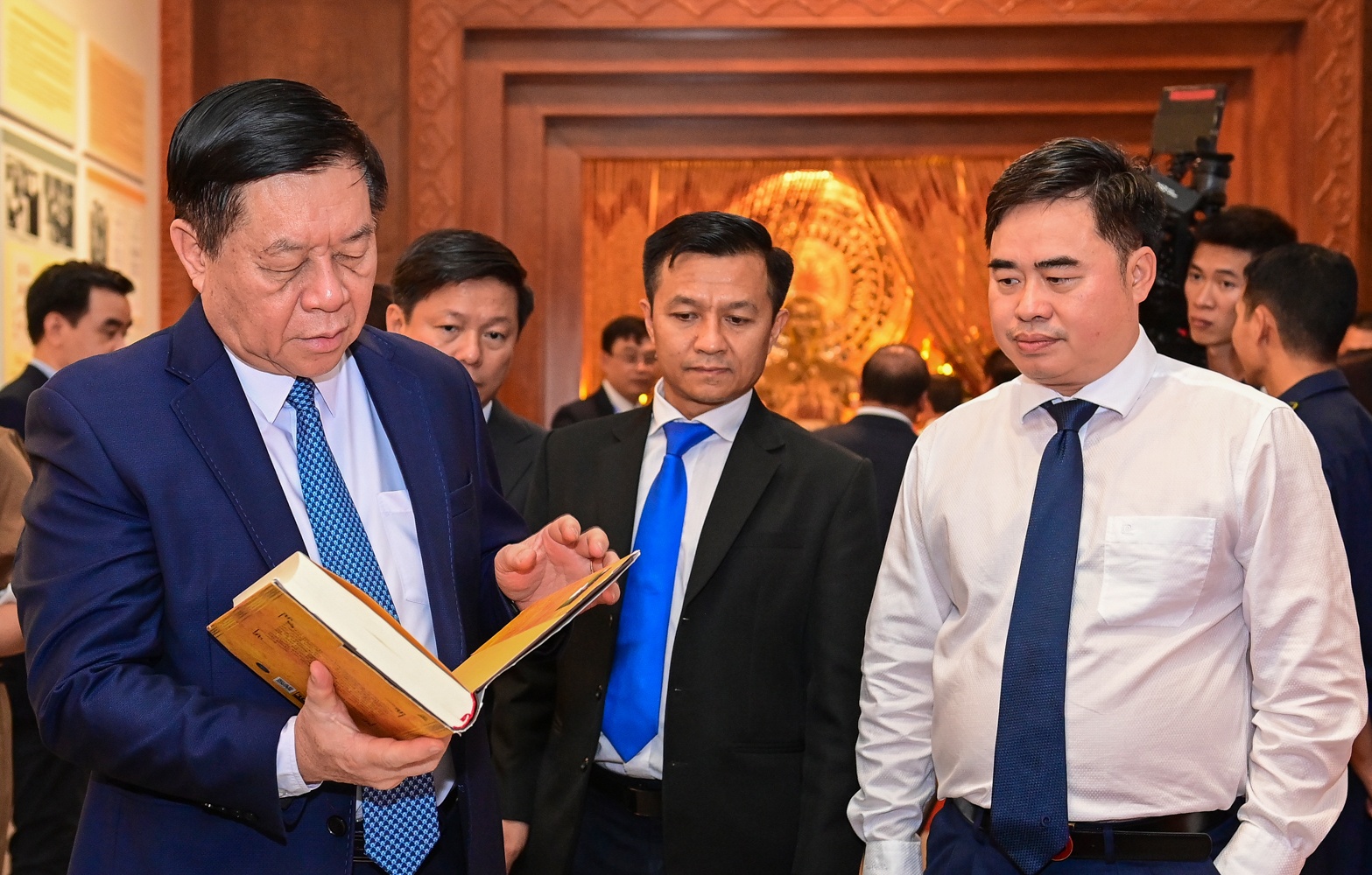 Nhung khoanh khac an tuong tai le trao giai Sach quoc gia hinh anh