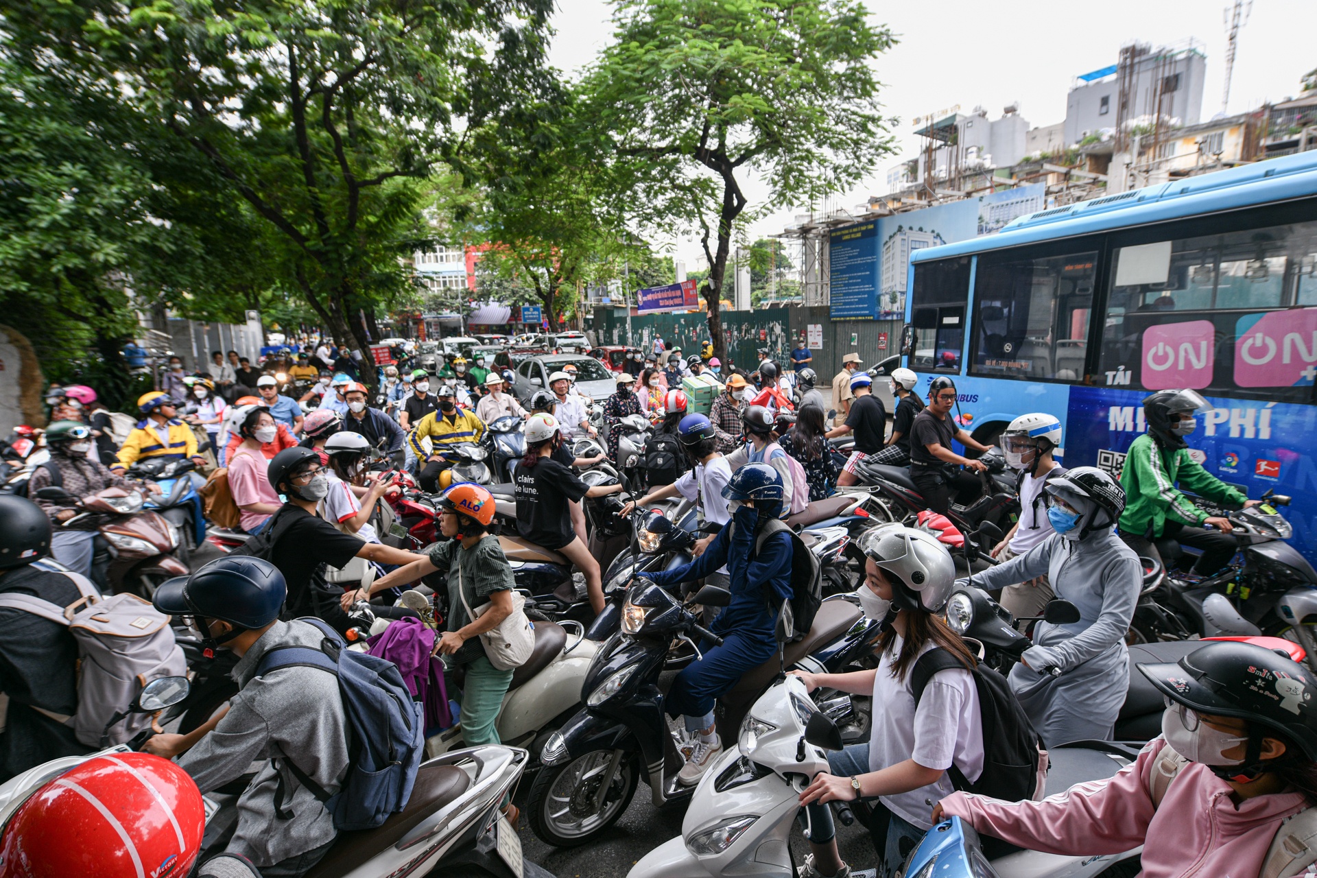 Nut that kho go o tuyen pho bi benh vien, truong hoc bua vay hinh anh