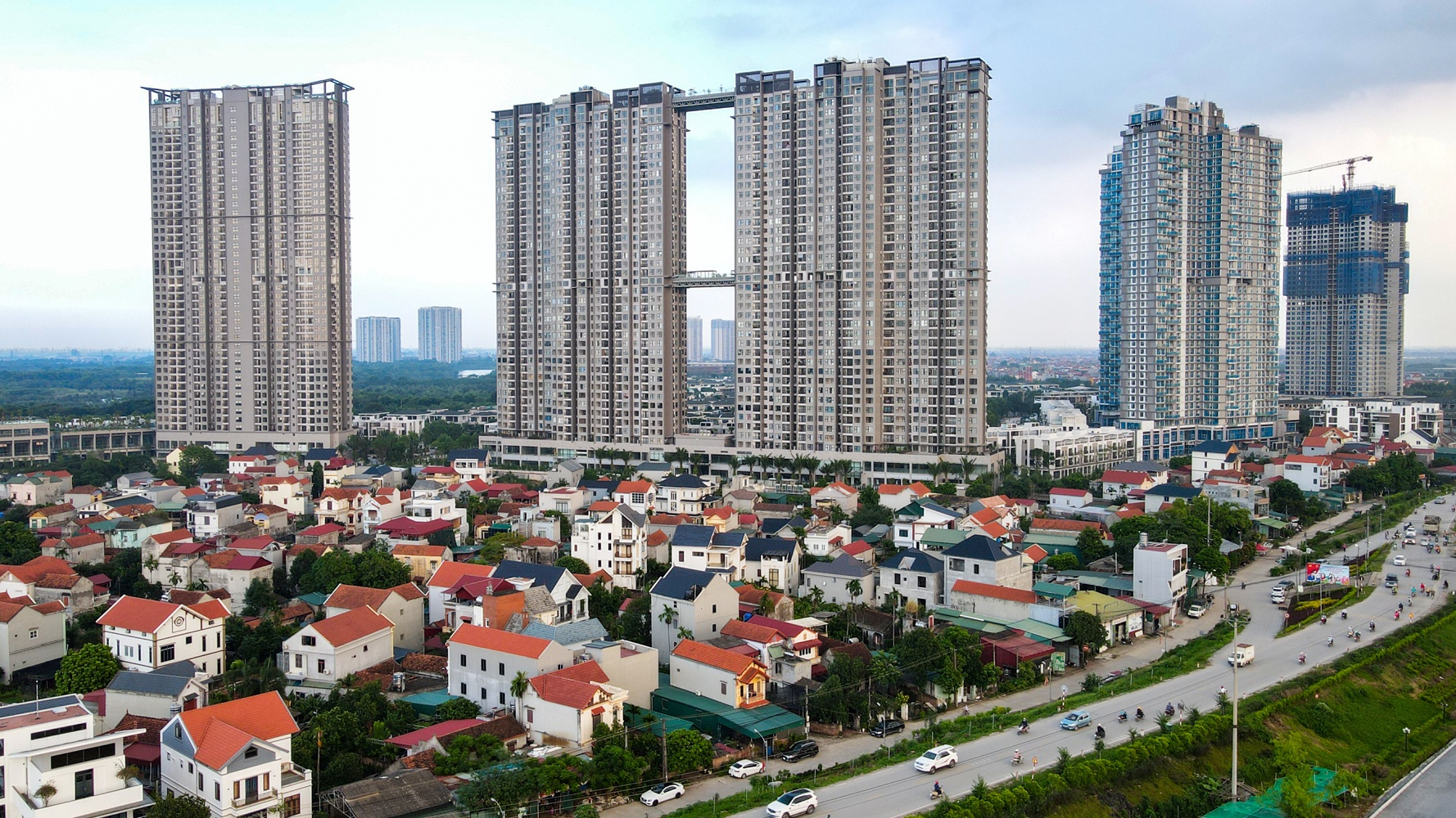 Phia Dong Ha Noi anh 12