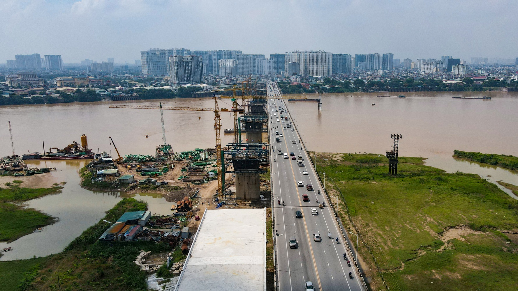 Phia Dong Ha Noi anh 1