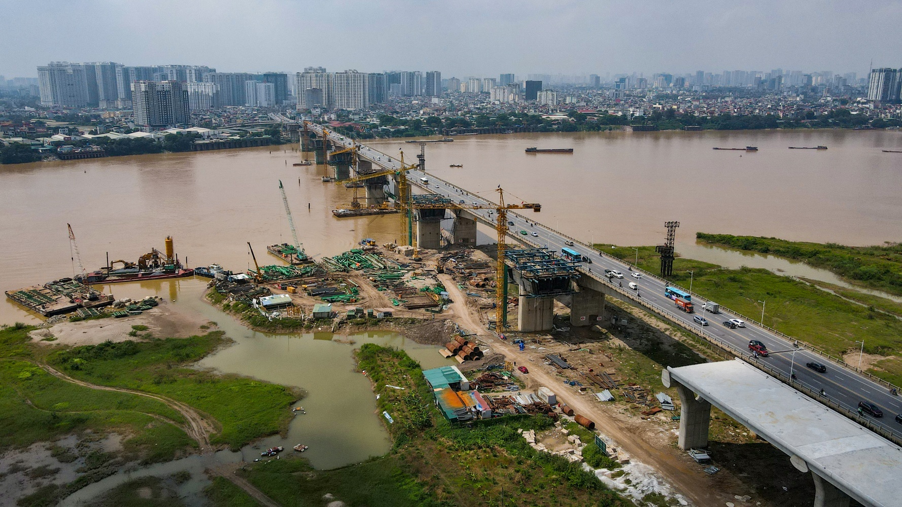 Phia Dong Ha Noi anh 2