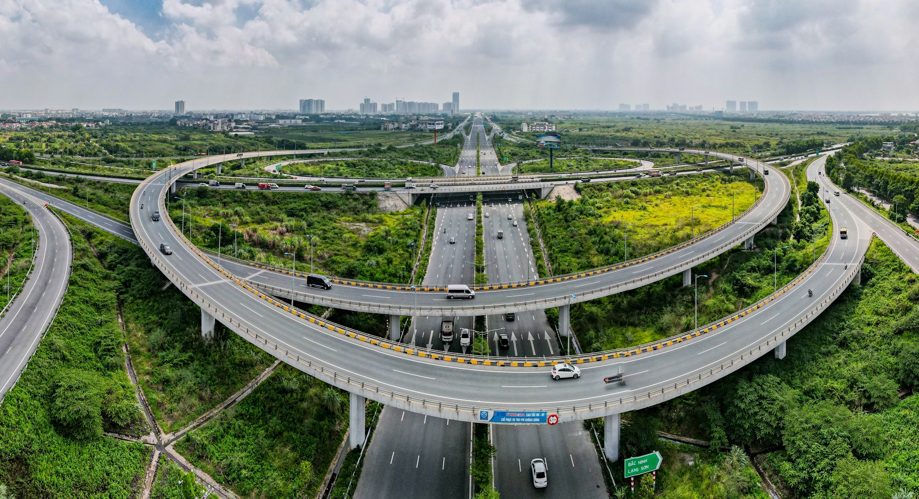 Phia Dong Ha Noi anh 3