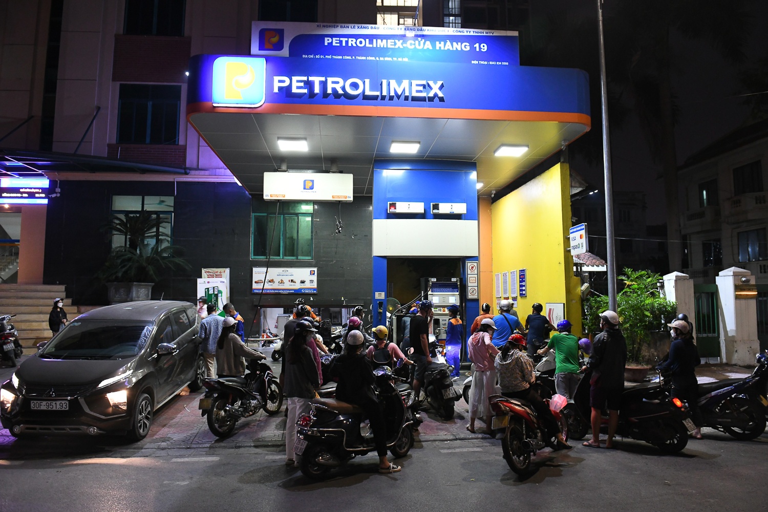 Xep hang cho do xang anh 7