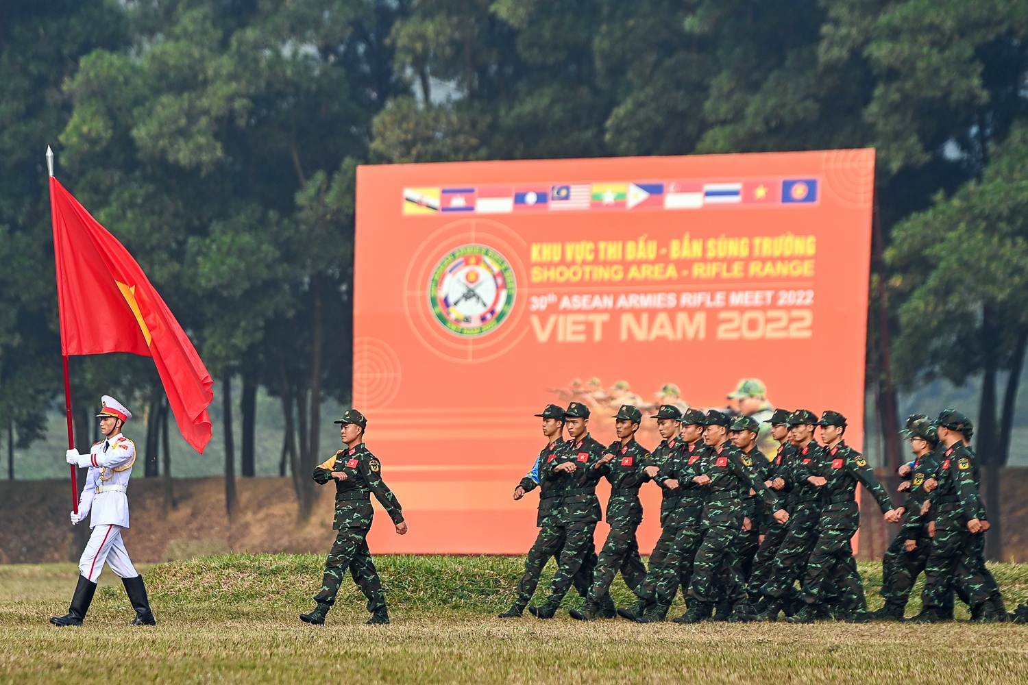 Giai ban sung quan dung anh 10