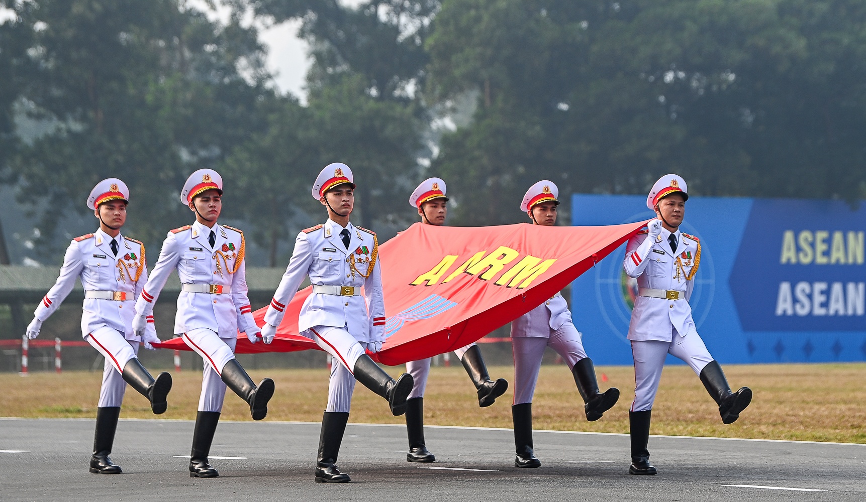 Giai ban sung quan dung anh 1