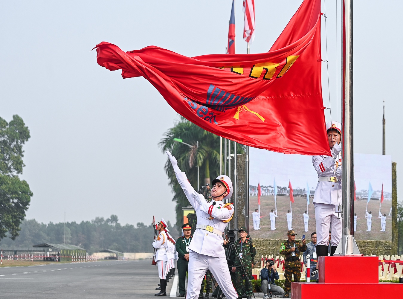 Giai ban sung quan dung anh 2