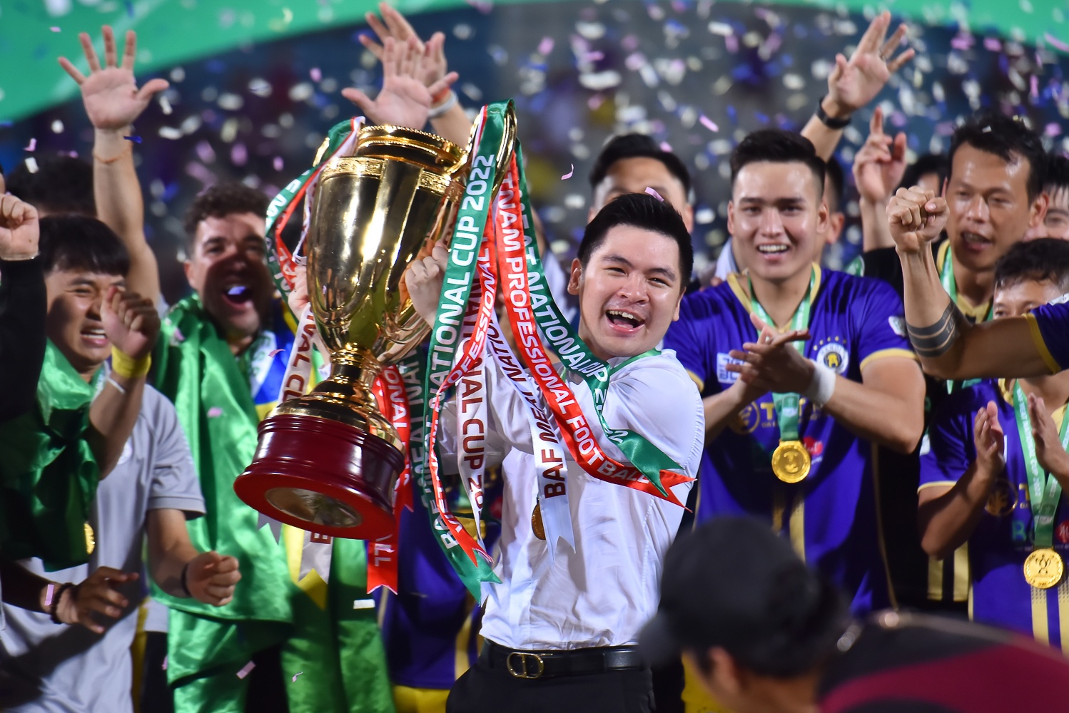 Con trai bau Hien dam nhan cuong vi moi hinh anh