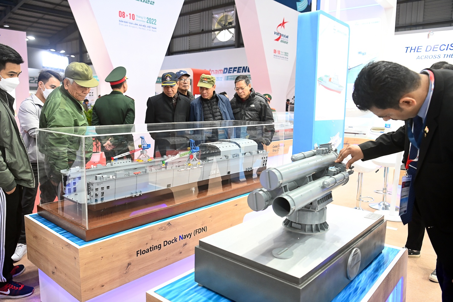 Trien lam Quoc phong anh 9