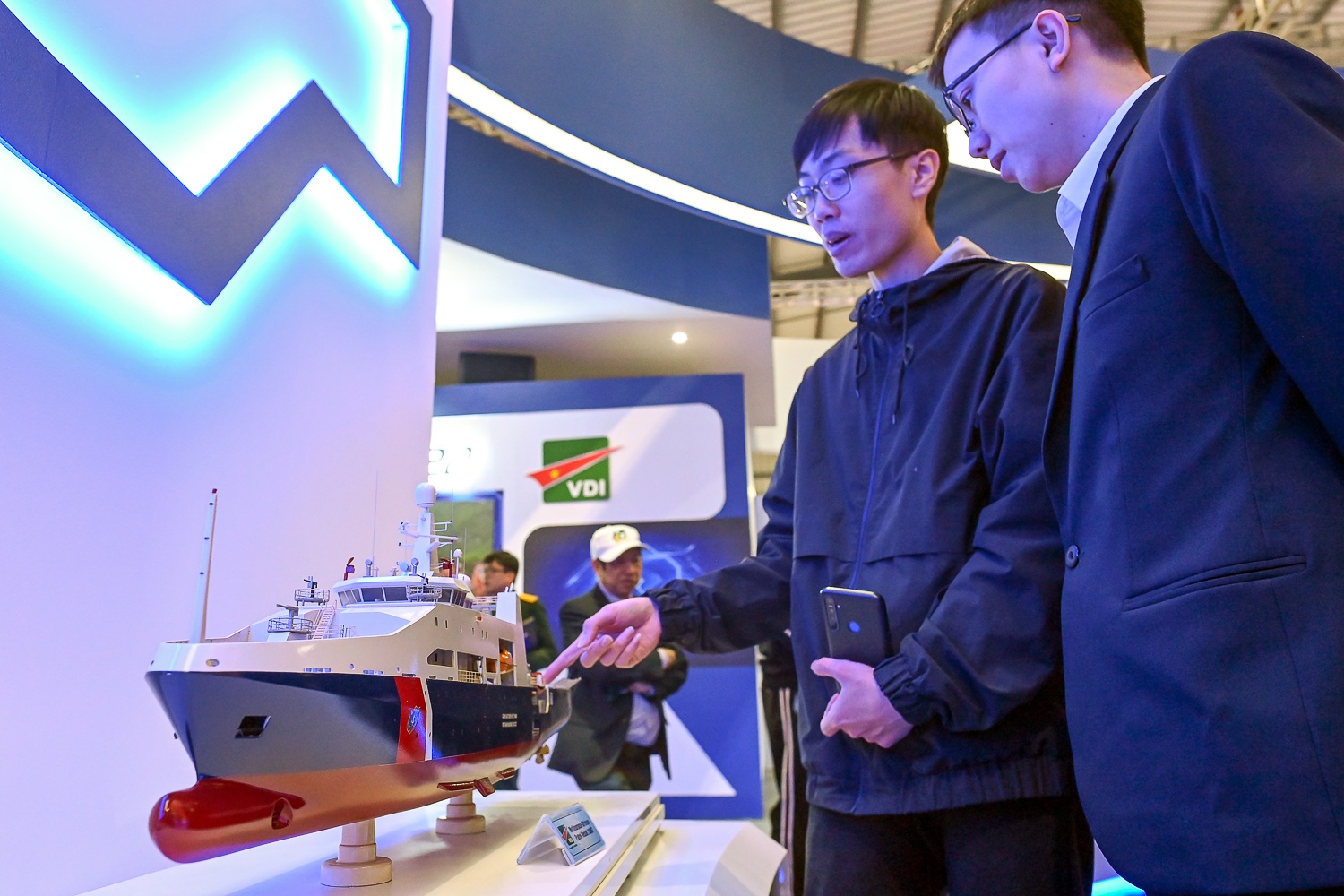 Trien lam Quoc phong anh 11