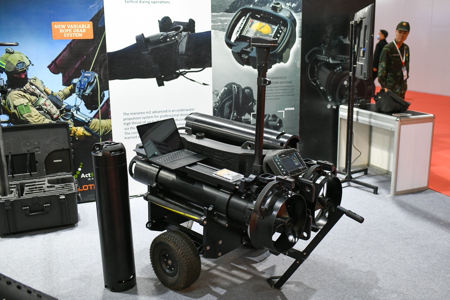 Trien lam Quoc phong anh 13