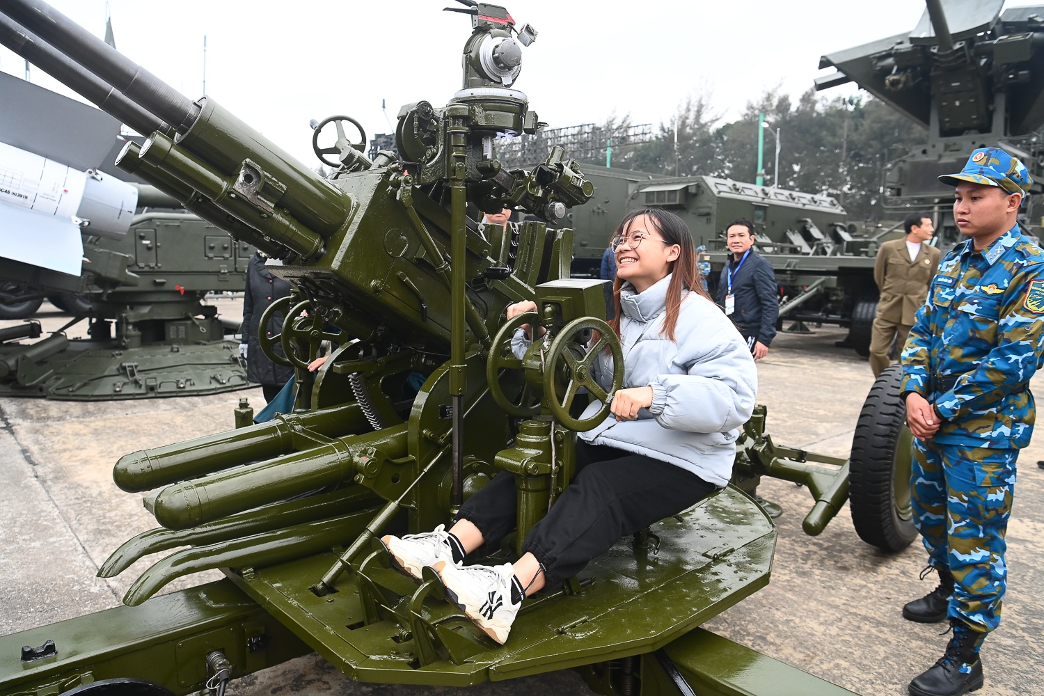 Trien lam Quoc phong anh 16