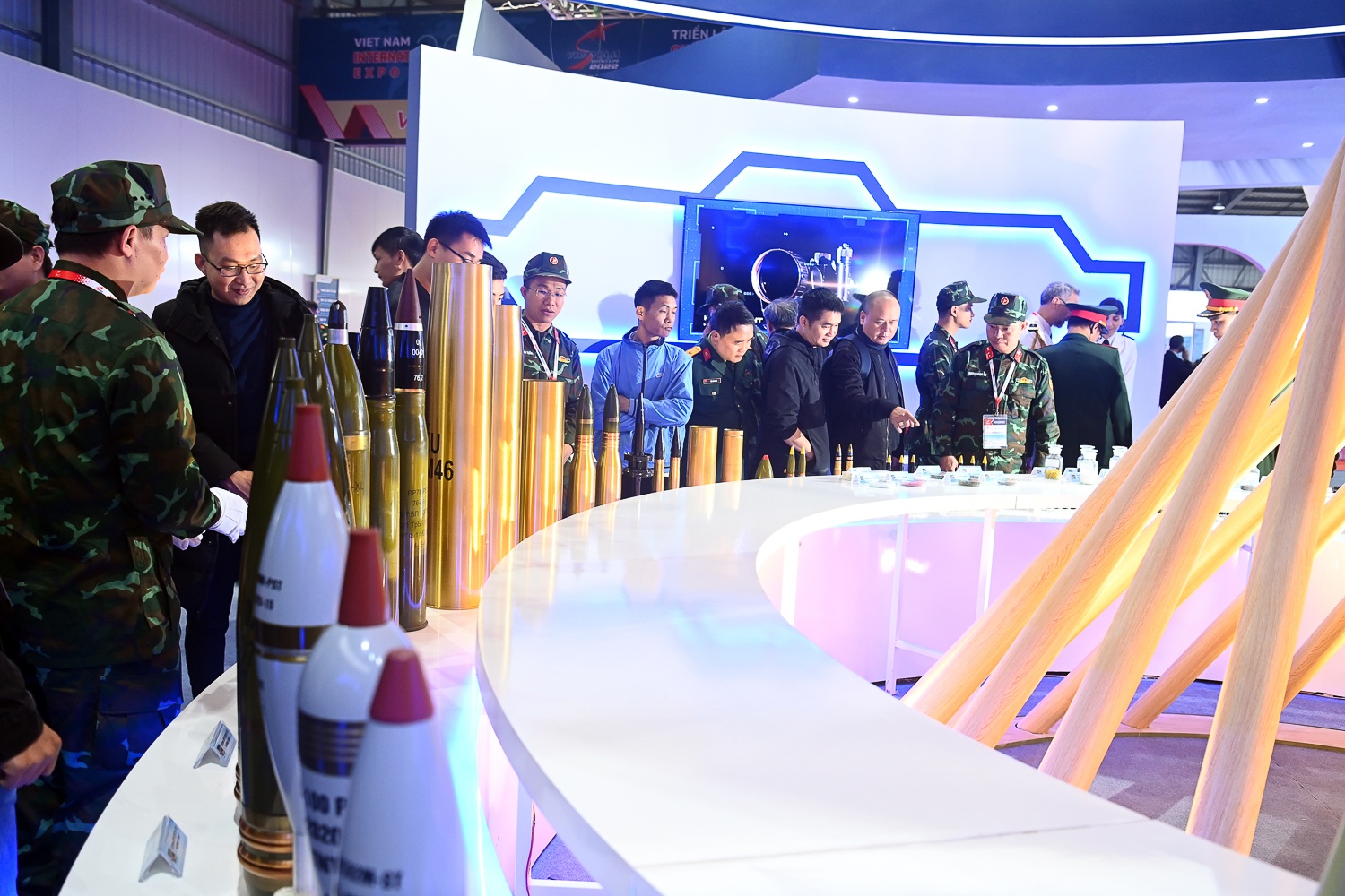 Trien lam Quoc phong anh 10