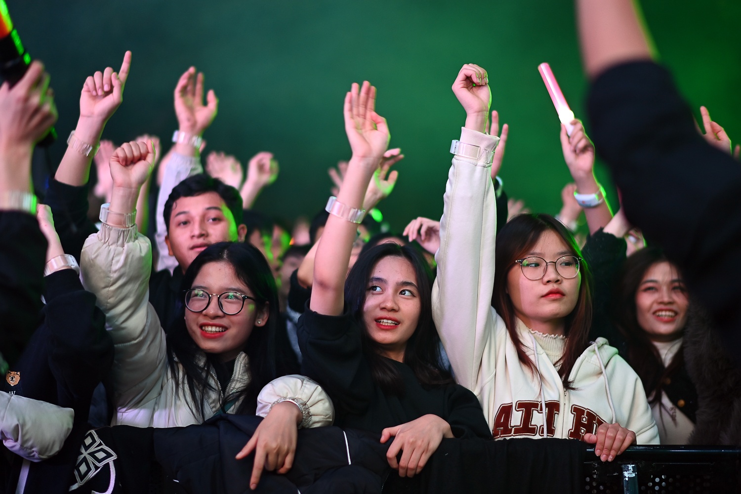 Gioi tre Ha Noi do xo ve trung tam don nam moi 2023 hinh anh