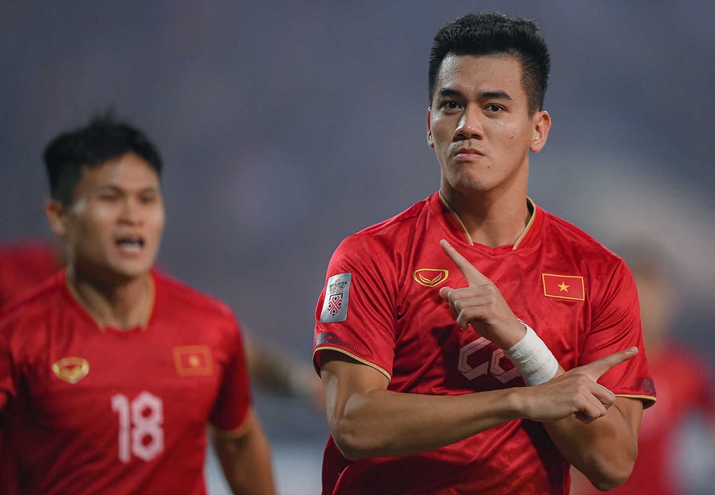 Doan Van Hau the vang anh 10