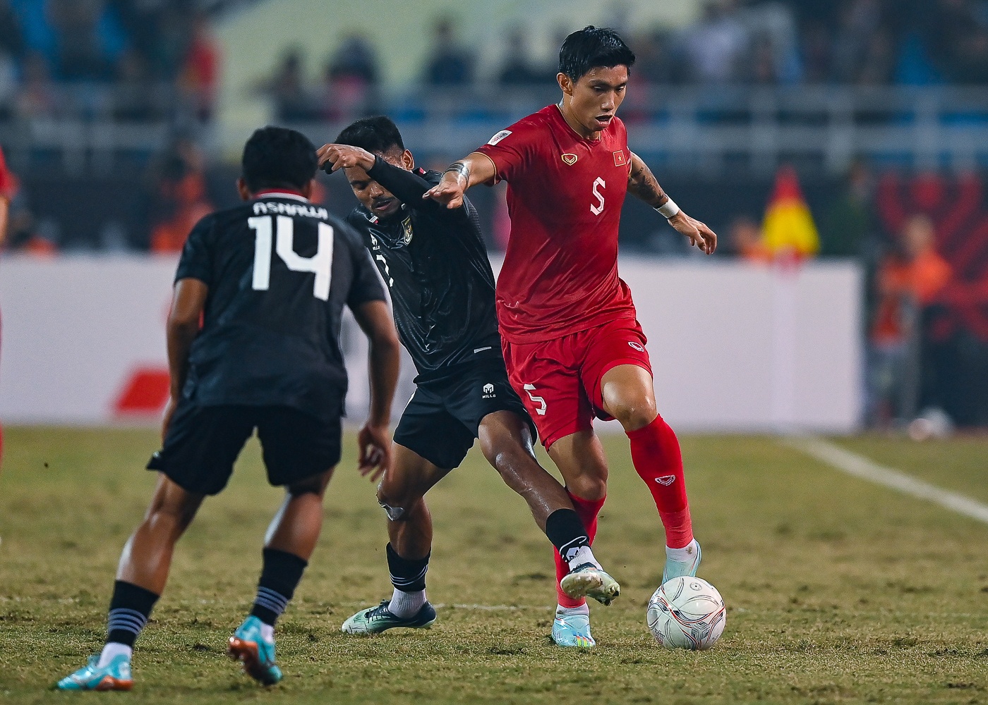 Doan Van Hau the vang anh 1