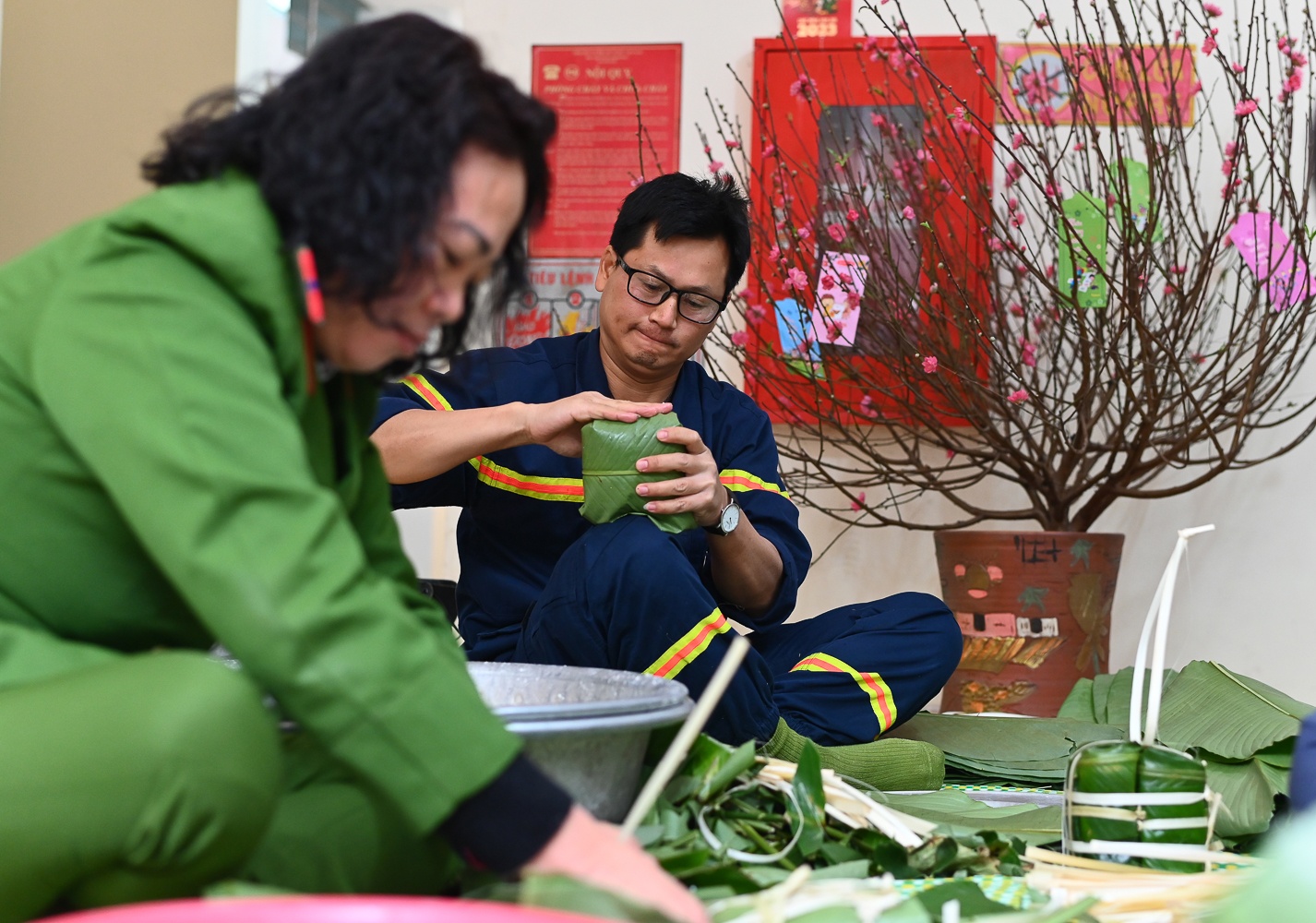 Linh cuu hoa goi banh chung don Tet hinh anh