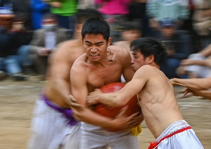 Trai lang coi tran dau vat gianh qua cau son ngay dau nam hinh anh