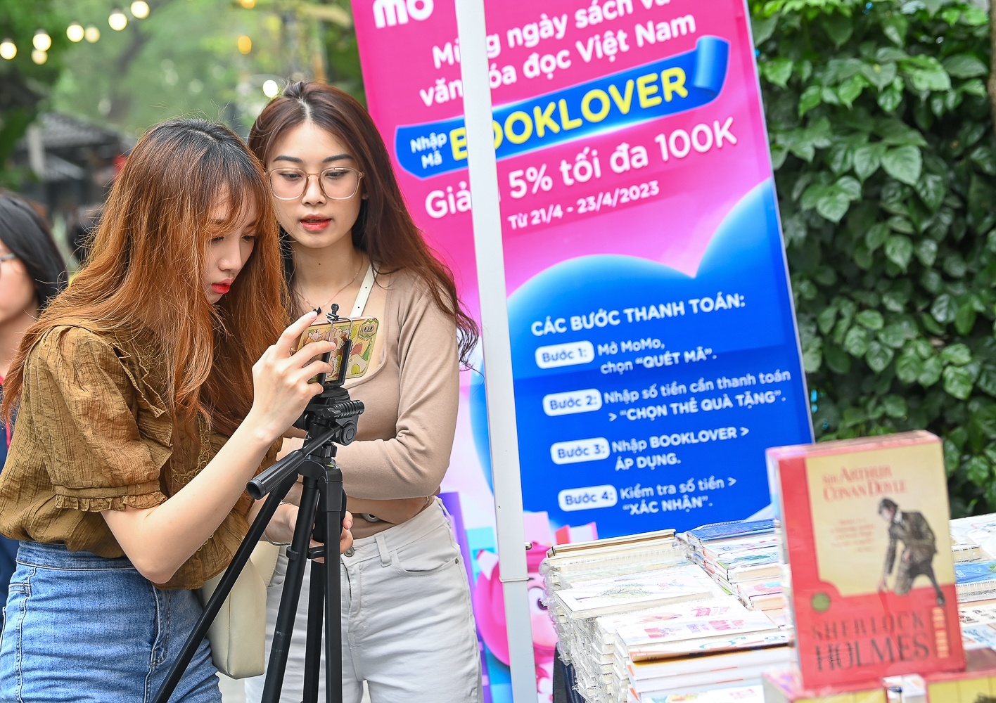 Hang nghin nguoi thich thu tham du 'Sach cho ban, cho toi' tai Ha Noi hinh anh