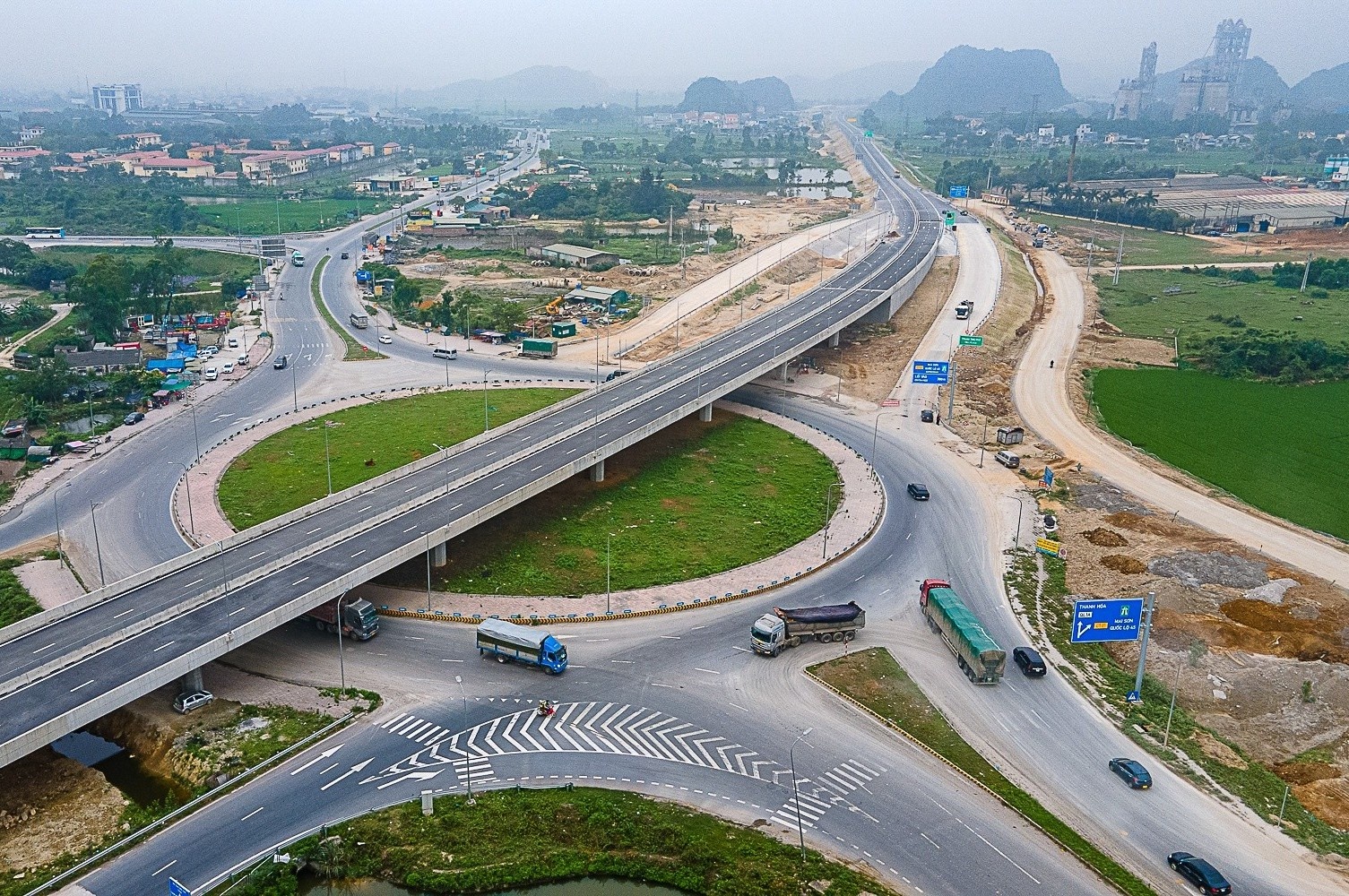 Can canh cao toc 12.000 ty noi Ninh Binh - Thanh Hoa hinh anh