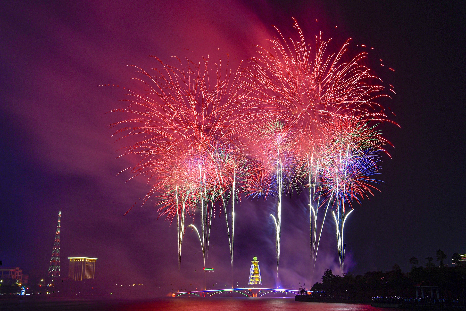 Phao hoa ruc sang bau troi dip gio To Hung Vuong hinh anh