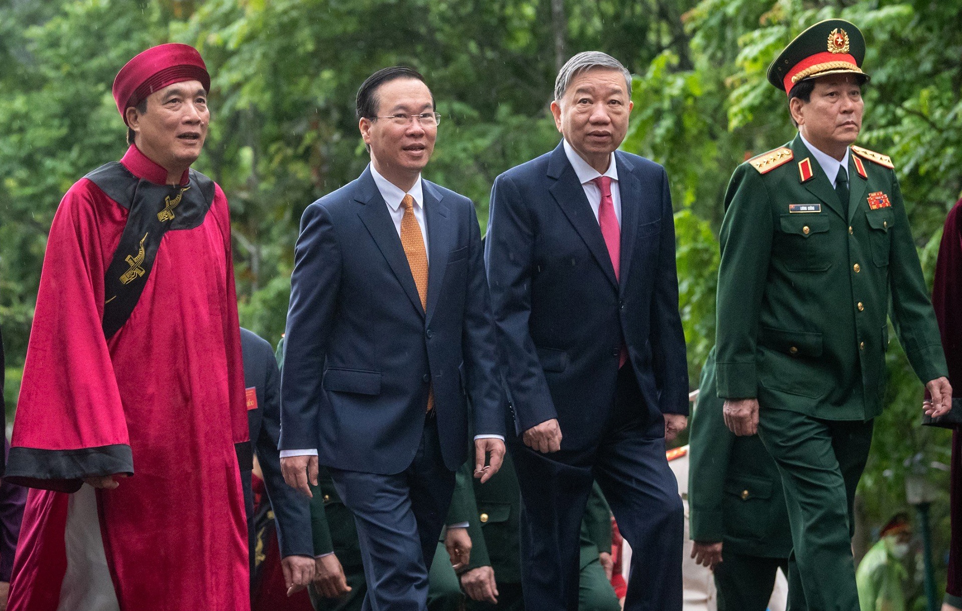 Chu tich nuoc Vo Van Thuong thap huong tuong nho Vua Hung hinh anh