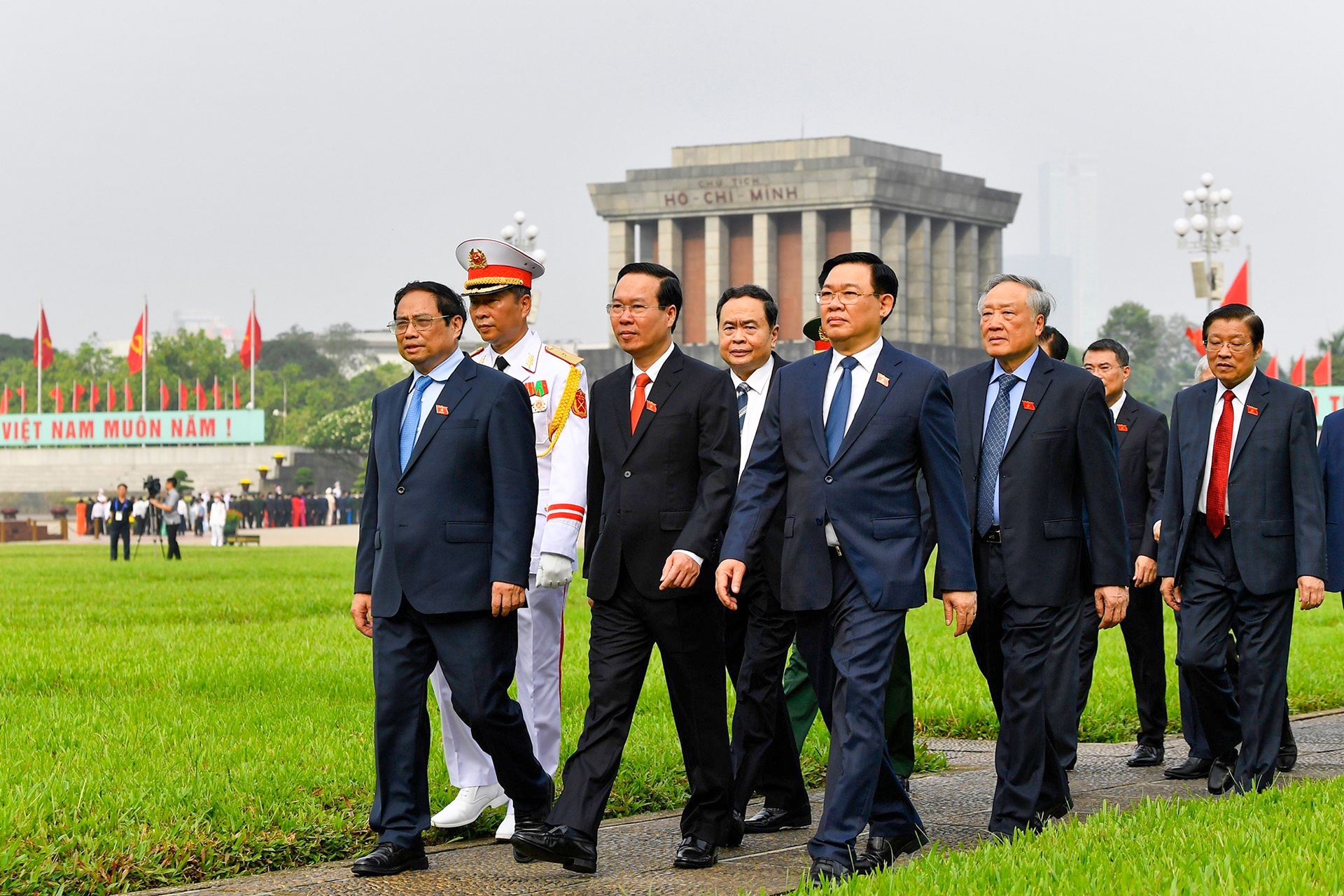 Quoc hoi khoa VI anh 3