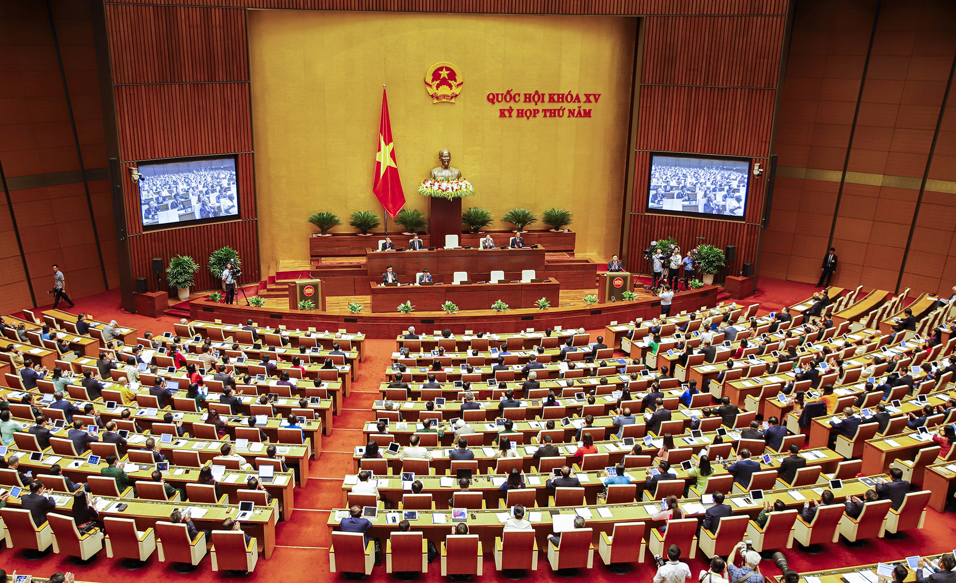 Quoc hoi khoa VI anh 4