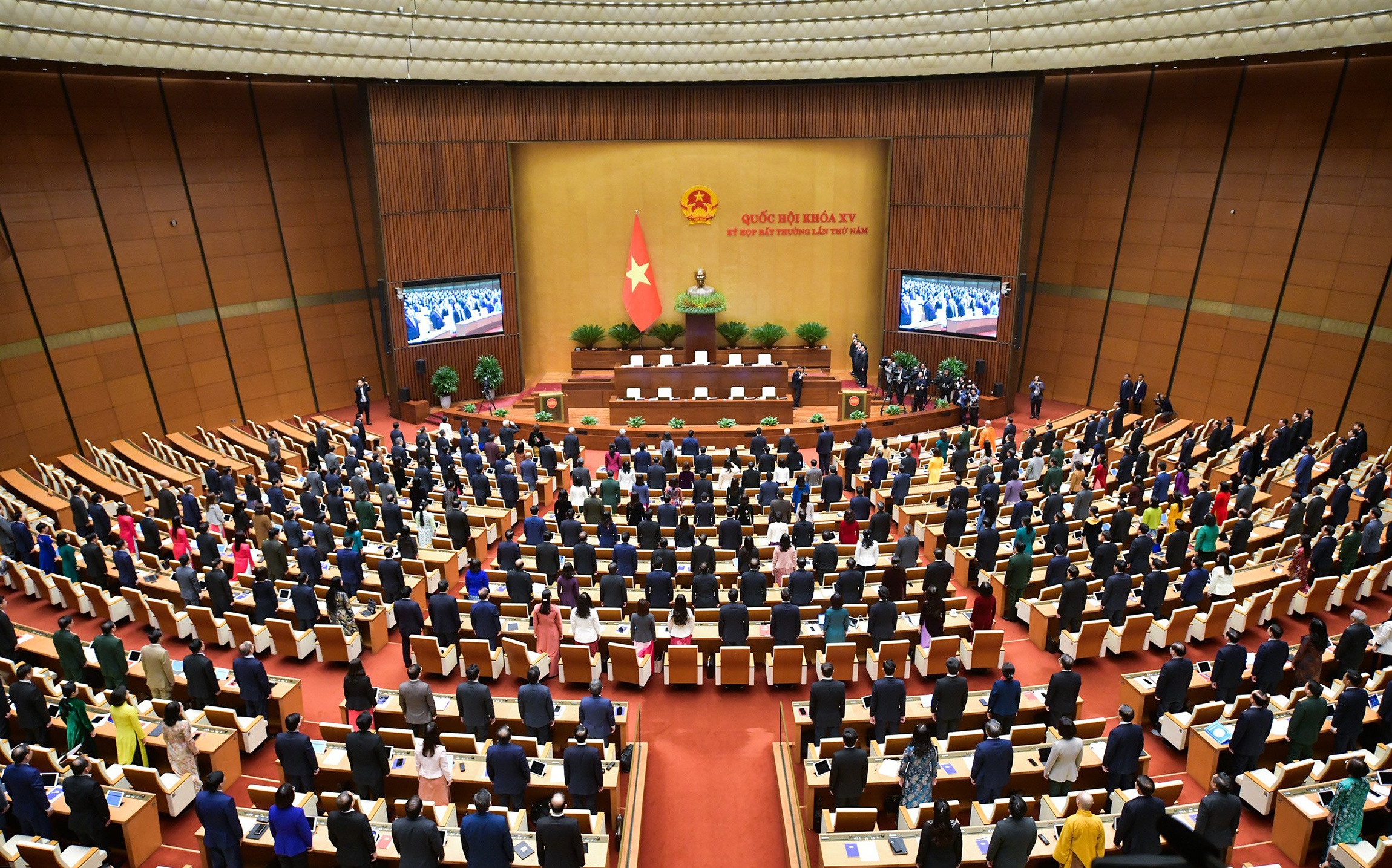 Hop Quoc hoi bat thuong anh 9