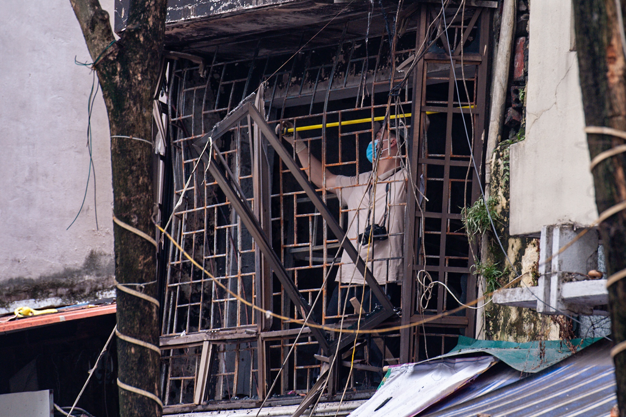 Canh sat kham nghiem hien truong vu chay khien 4 nguoi chet o Ha Noi hinh anh