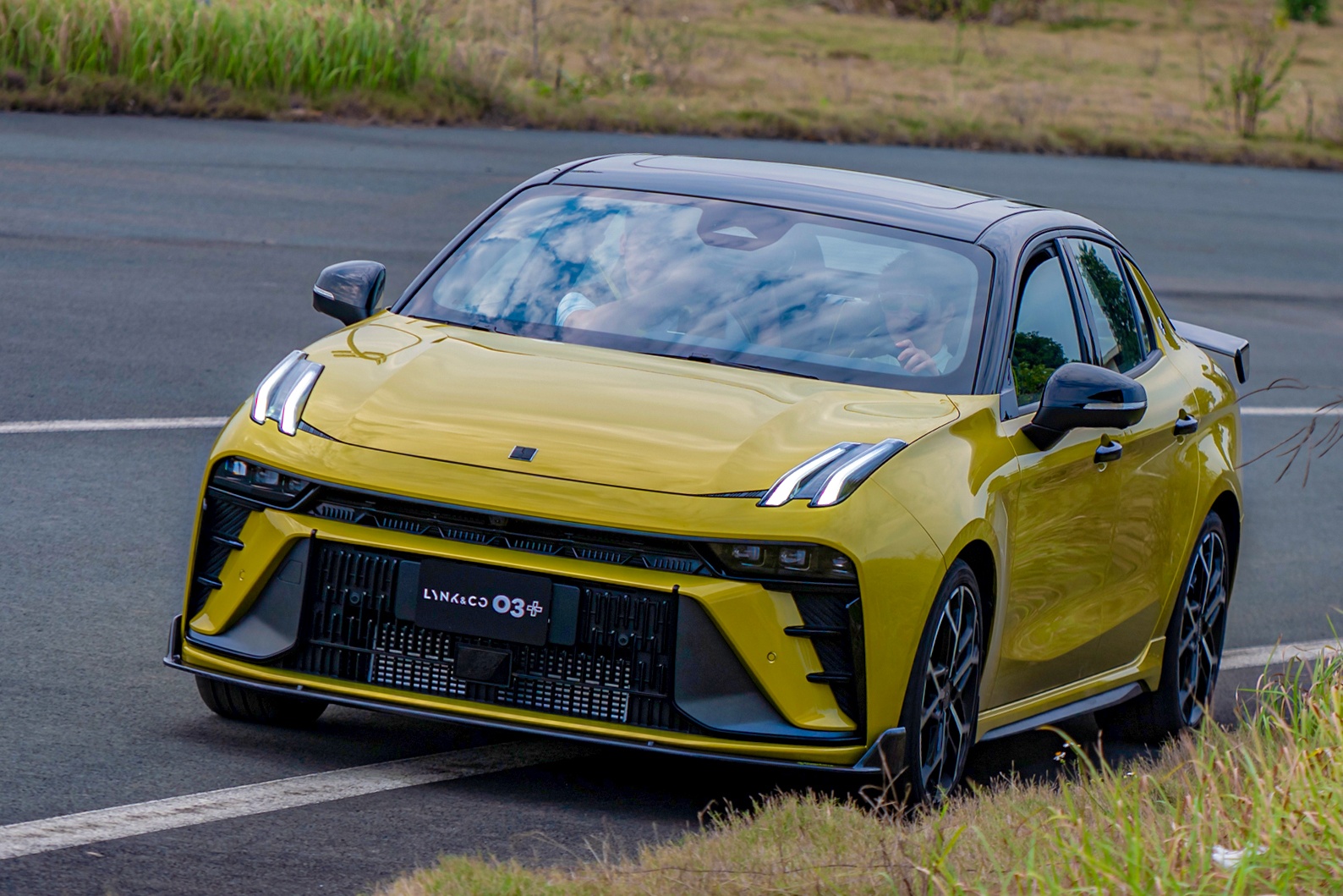 Trai nghiem xe the thao Lynk & Co 03+ tren duong thu tai Ha Noi hinh anh