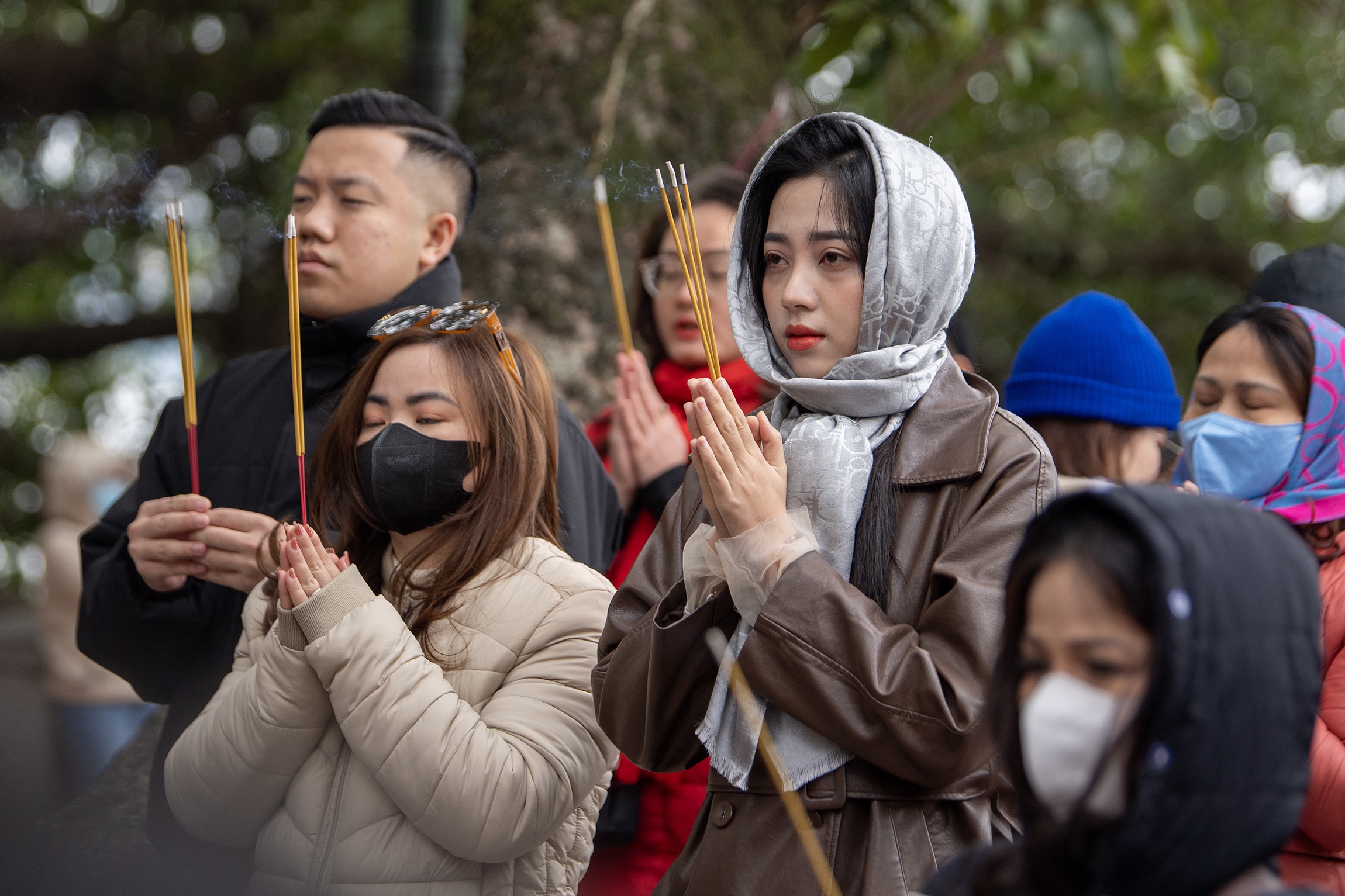 Gen Z di phu Tay Ho dang le cau tai loc dip cuoi nam hinh anh