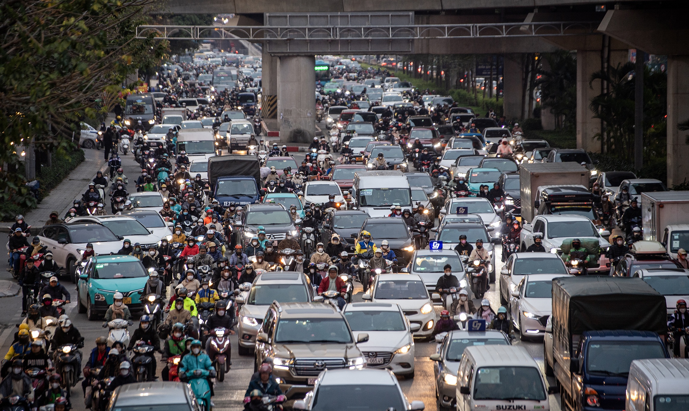 Loat tuyen duong mat do cao, gay un tac keo dai o Ha Noi hinh anh