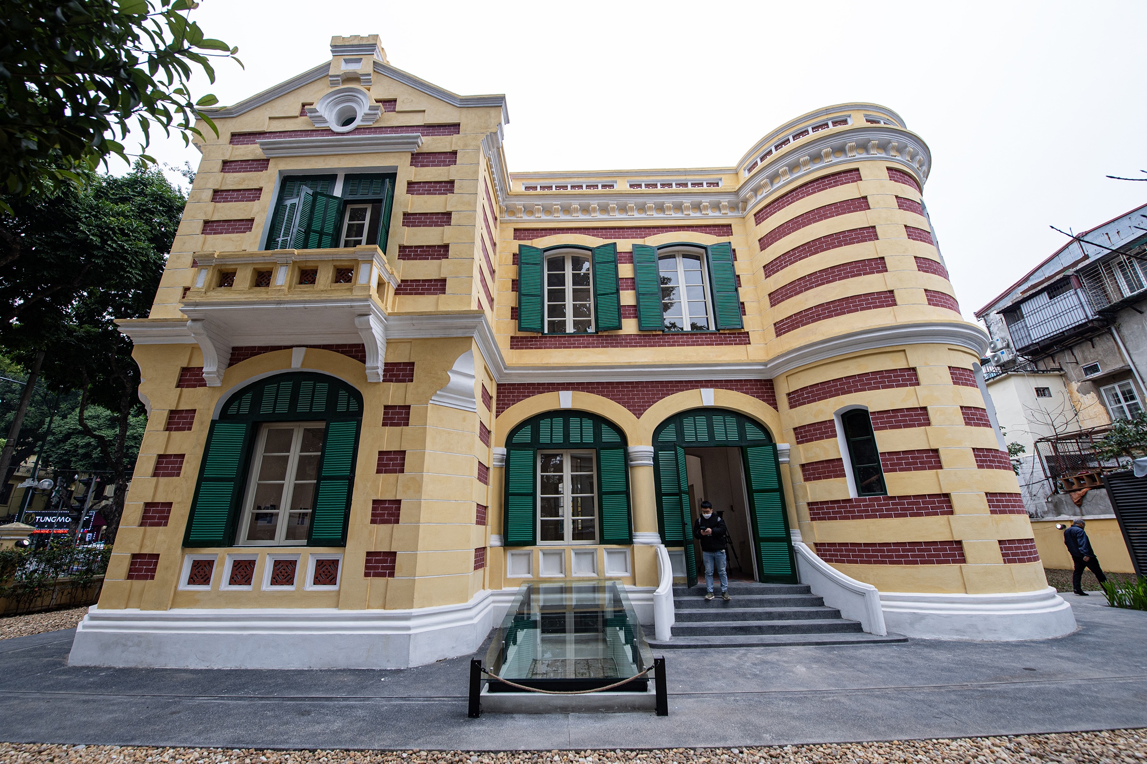 Ben trong biet thu 49 Tran Hung Dao sau trung tu hinh anh