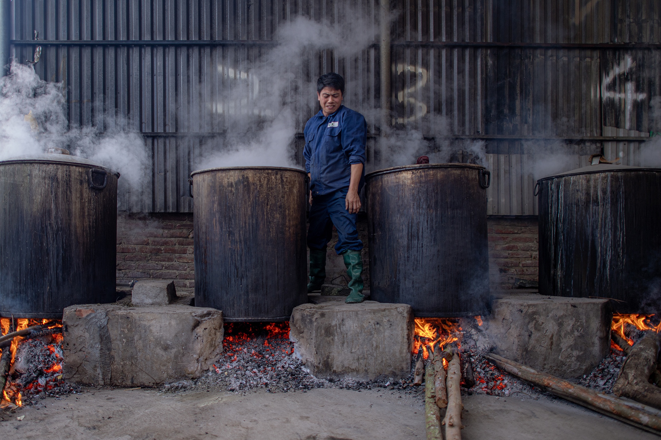 Noi banh chung do lua suot ba the he, nau hang van chiec phuc vu Tet hinh anh
