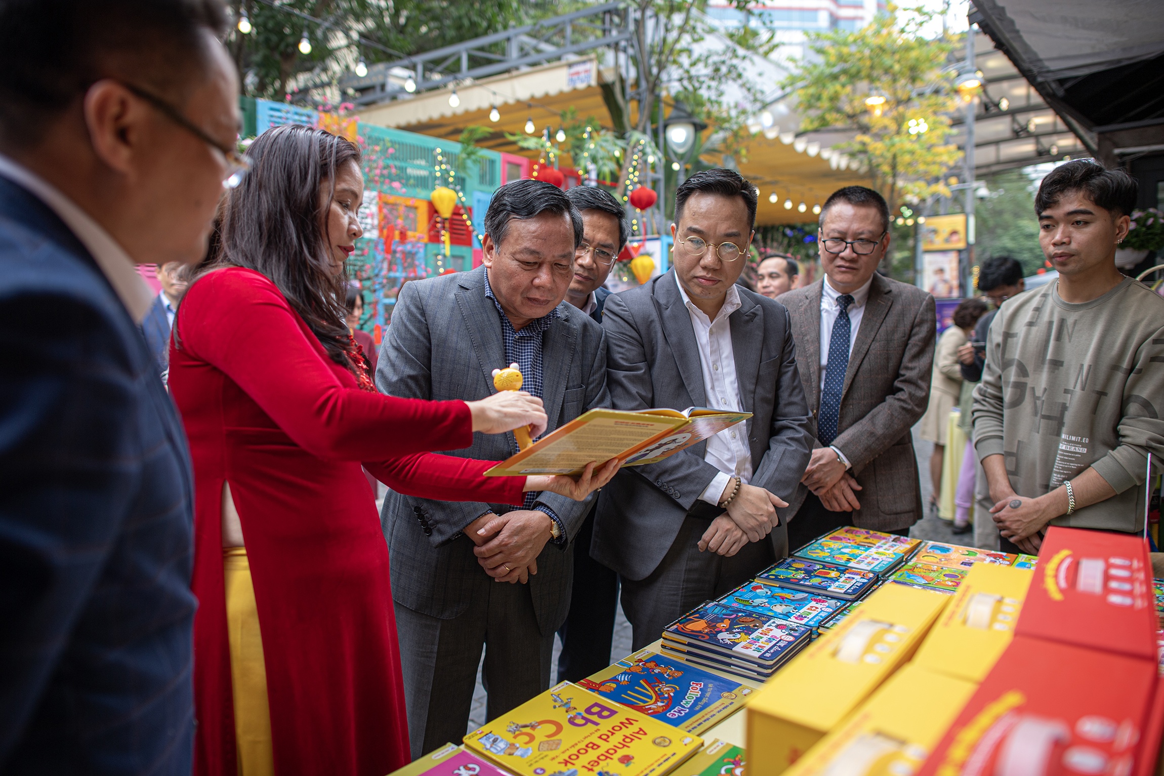 Pho sach Xuan Giap Thin anh 10