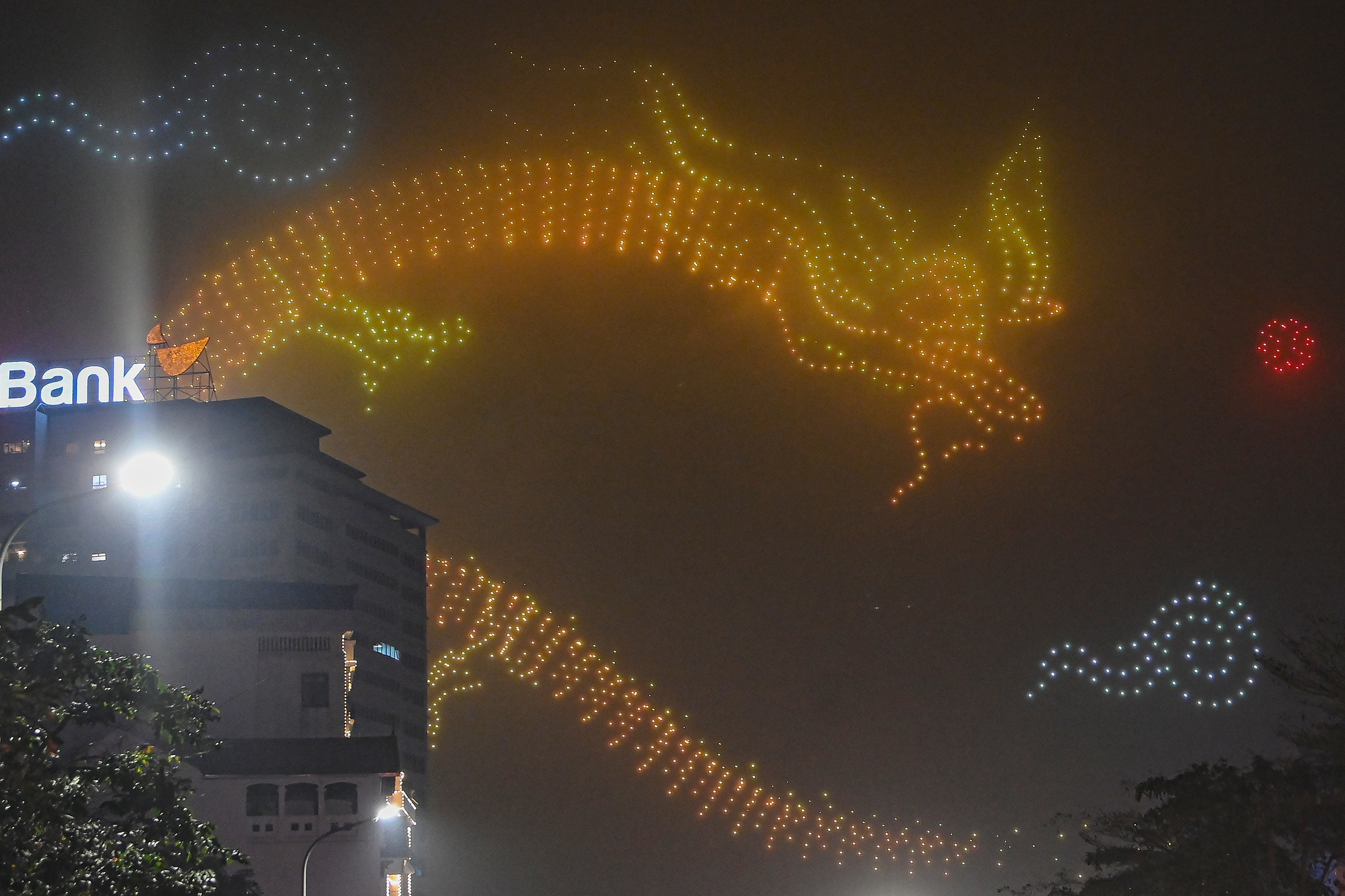 'Rong thoi Ly' bay luon tren bau troi Ha Noi hinh anh